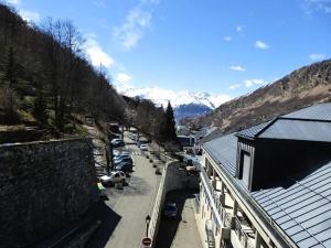 ariaal uitzicht op een straat in een stad met bergen bij Résidence Val Des Thermes - 5 Pièces pour 8 Personnes 334 in Barèges