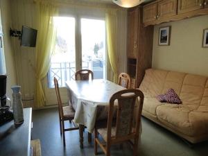 - un salon avec une table et un canapé dans l'établissement Résidence Balcons De Bareges - 2 Pièces pour 5 Personnes 344, à Barèges