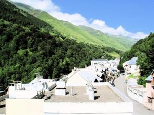 - une vue sur un village avec des montagnes en arrière-plan dans l'établissement Résidence Balcons De Bareges - 2 Pièces pour 5 Personnes 344, à Barèges