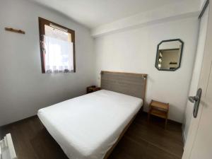 En eller flere senge i et værelse på Résidence Bois De Marie - 3 Pièces pour 5 Personnes 374