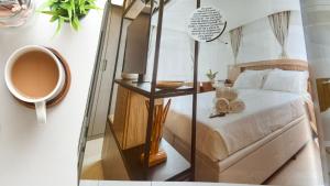 Schlafzimmer mit einem Bett mit Glaswand in der Unterkunft BookSampa — Estúdio 1010 Be Urban Metro Brooklin in São Paulo