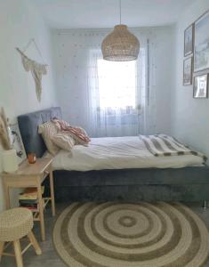 a bedroom with a large bed and a window at Zentral gelegene 2-ZKB-Wohnung Koblenz Vorstadt in Koblenz