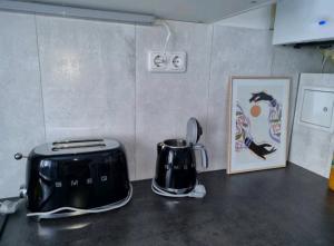 a kitchen counter with a toaster and a toaster at Zentral gelegene 2-ZKB-Wohnung Koblenz Vorstadt in Koblenz