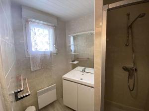een kleine badkamer met een wastafel en een douche bij Résidence Leaney - Pièces 424 in Barèges
