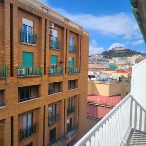 Apartment-Gebäude mit Balkon in der Unterkunft Hotel Bella Capri in Neapel