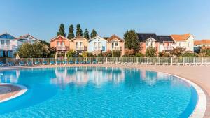 ein großer Pool vor einigen Häusern in der Unterkunft Résidence Port Bourgenay - maeva Home - Appartement 2 pièces 4 personnes - 20 in Talmont