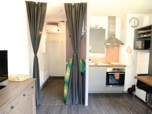 Una cocina con cortinas en medio de una habitación. en Résidence Ayre - Jolie studio proche du centre de Barèges MAE-8544, en Barèges