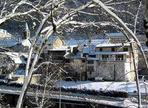 una ciudad cubierta de nieve con un edificio en el fondo en Résidence Ayre - Jolie studio proche du centre de Barèges MAE-8544, en Barèges