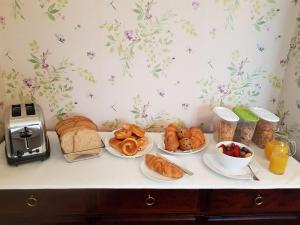 einen Tisch mit Platten aus Brot und Gebäck in der Unterkunft Upper Letton Farm in Leintwardine