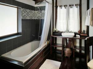 y baño con bañera y lavamanos. en 3 Nagas Luang Prabang - MGallery Hotel Collection, en Luang Prabang