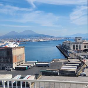 een uitzicht op een grote hoeveelheid water met een stad bij Hotel Bella Capri in Napels