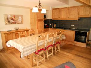 cocina con mesa y sillas en una habitación en Résidence Les Fermes De L'archaz - 4 Pièces pour 8 Personnes 64, en Valloire
