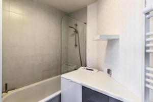 a bathroom with a shower and a washing machine at Studio 3/4 personnes vue mer - maeva Home - Studio 4 personnes vue mer - Prestige - super Home MAE-2696 in Pornichet