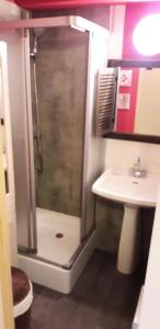 W łazience znajduje się prysznic i umywalka. w obiekcie Résidence La Croix Du Sud - Studio pour 4 Personnes 24 w mieście Valloire