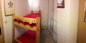 Двуетажно легло или двуетажни легла в стая в Résidence La Croix Du Sud - Studio pour 4 Personnes 24