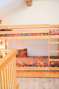 two bunk beds in a room with a staircase at Résidence La Demeurance - 3 Pièces pour 6 Personnes 34 in Valloire