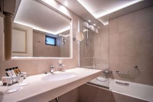 A bathroom at Ramada Loutraki Poseidon Resort