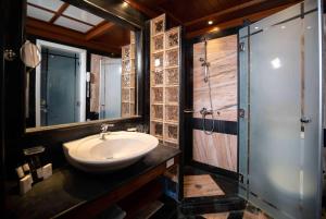 A bathroom at Ramada Loutraki Poseidon Resort