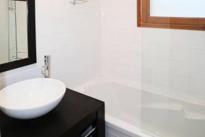 une salle de bain blanche avec un lavabo et une baignoire dans l'établissement Chalet La Combe D Or - Superbe chalet 10 personnes MAE-3574, à Le Mélézet 16 autres photos