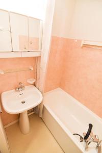 瓦盧瓦爾的住宿－Residence Le Thymel - Studio pour 3 Personnes 14，浴室配有盥洗盆、卫生间和浴缸。