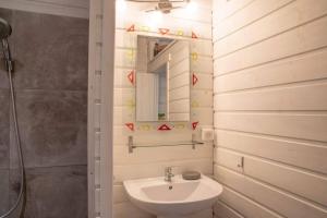 een badkamer met een wastafel en een spiegel bij Chalet de 2 chambres a Vieux Habitants a 300 m de la plage avec terrasse et wifi in Vieux-Habitants