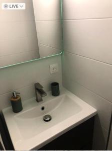 een badkamer met een wastafel met een spiegel bij Résidence Antigua - Studio pour 4 Personnes 984 in Le Barcarès