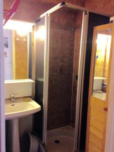 ein Bad mit einer Dusche und einem Waschbecken in der Unterkunft Résidence Carene - 2 Pièces pour 4 Personnes 74 in Valloire