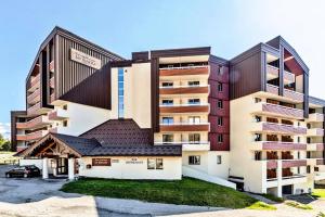 an apartment building with a building at Résidence Les Bergers - maeva Home - Studio 4 personnes Budget 04 in LʼHuez