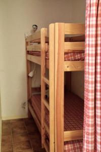 a couple of bunk beds in a room at Résidence La Demeurance - 2 Pièces pour 4 Personnes 34 in Valloire