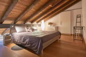 um quarto com uma cama grande e um tecto em madeira em Casa Cozy - La Guarida em Pradamano