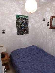 ein Schlafzimmer mit einem Bett und einem Schild an der Wand in der Unterkunft Residence Le Thymel - 2 Pièces pour 4 Personnes 44 in Valloire