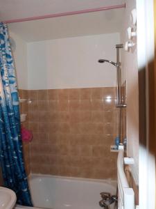 ein Badezimmer mit einer Badewanne, einem WC und einem Waschbecken in der Unterkunft Residence Le Thymel - 2 Pièces pour 4 Personnes 44 in Valloire