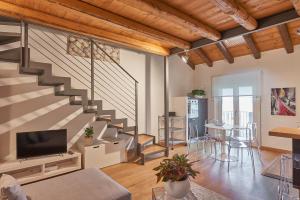 uma sala de estar com uma escada e uma sala de estar em Casa Cozy - La Guarida em Pradamano