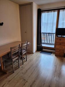 a room with a table and chairs and a large window at Résidence Plan Soleil - 2 Pièces pour 4 Personnes 24 in Valloire