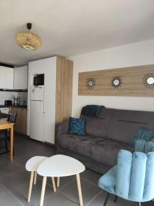 salon z kanapą i stołem oraz kuchnia w obiekcie Résidence Antigua - Appartement 2 pièces 4 couchages LE BARCARES MAE-5434 w mieście Le Barcarès +4 zdjęcia