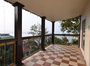 Elle comprend un balcon offrant une vue sur l'océan. dans l'établissement Camilla Living- A Luxury Escape by the Riverside!, à Guwahati