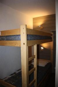 a couple of bunk beds in a room at Résidence La Croix Du Sud - Studio pour 4 Personnes 84 in Valloire