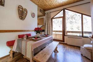 a living room with a table and a large window at Résidence Plan Soleil - 2 Pièces pour 6 Personnes 24 in Valloire