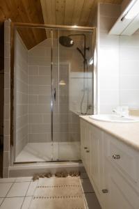a bathroom with a shower with a glass door at Résidence Plan Soleil - 2 Pièces pour 6 Personnes 24 in Valloire