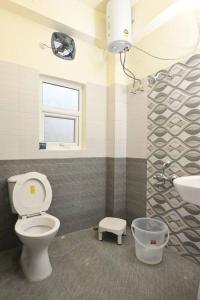 La salle de bains est pourvue de toilettes et d'un lavabo. dans l'établissement Camilla Living- A Luxury Escape by the Riverside!, à Guwahati