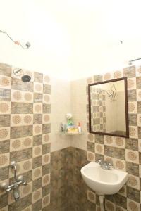 La salle de bains est pourvue d'un lavabo et d'un miroir. dans l'établissement Camilla Living- A Luxury Escape by the Riverside!, à Guwahati
