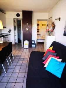 a living room with a bed and a kitchen at Résidence Palmyra - 2 Pièces pour 4 Personnes 404 in Le Barcarès