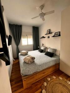 ein Schlafzimmer mit einem Bett mit Deckenventilator in der Unterkunft Charming apartment in Cártama, 30 m² with terrace in Cártama