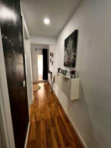 einen Flur mit weißen Wänden und Holzböden in der Unterkunft Charming apartment in Cártama, 30 m² with terrace in Cártama