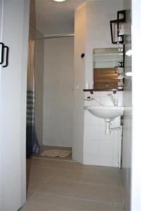 ein Bad mit einem Waschbecken und einem Spiegel in der Unterkunft Résidence Palmyra - 2 Pièces pour 4 Personnes 414 in Le Barcarès