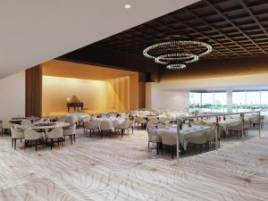 Hilton Garden Inn San Juan Condado في سان خوان: قاعة احتفالات بطاولات بيضاء وكراسي وثريا