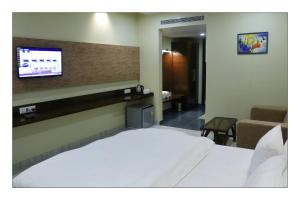 Postel nebo postele na pokoji v ubytování Hotel Grand Surya