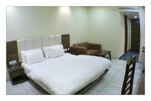 Postel nebo postele na pokoji v ubytování Hotel Grand Surya