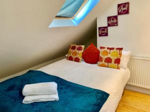 sypialnia z łóżkiem z niebieskim kocem i poduszkami w obiekcie 1 Bed Apartment,Recep,Kitchen,Bath w mieście Ilford