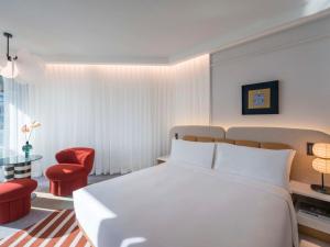 Katil atau katil-katil dalam bilik di Mondrian Hong Kong